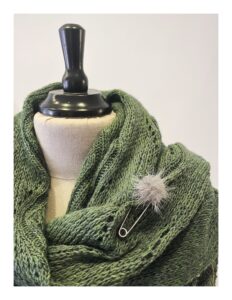 Grijze sierspeld en broche